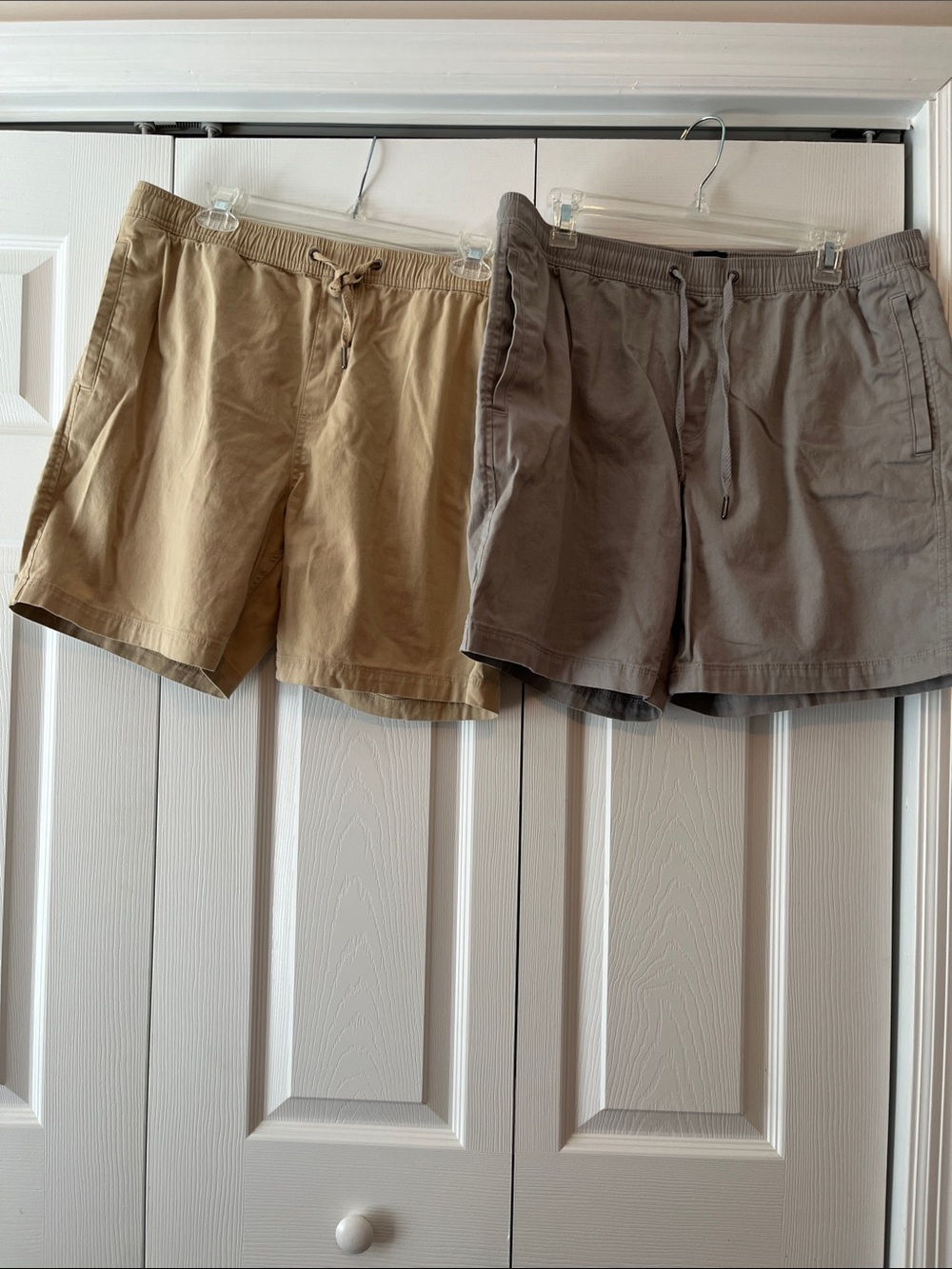 GAP Men's Drawstring Athletic Shorts in Tan and Gray